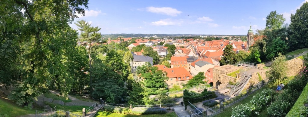 Blick vom Schloss Sonnenstein über die Schlossterrasse Pirnaer Altstadt mit Rathaus und Marienkirche Feistenberg Brücke über die Elbe in Richtung Dresden Pirna ist das Tor zur Sächsischen Schweiz Sandstein voller Leben André Liebscher kandidiert zur Wahl des neuen Stadtrates zur Kommunalwahl in Sachsen am 9. Juni 2024 als parteiloser Kandidat sammelt Liebscher bis Anfang April 100 Unterschriften Unterstützungsunterschriften Zur Großen Kreisstadt Pirna gehören die Ortsteile Altstadt Birkwitz Birkwitz-Pratzschwitz Bonnewitz Copitz Cunnersdorf Dohnaische Vorstadt Graupa Hausberg Hinterjessen Krietzschwitz Liebethal Mockethal Neundorf Niederposta Niedervogelgesang Oberposta Obertorvorstadt Obervogelgesang Posta Pratzschwitz Rottwerndorf Schifftorvorstadt Sonnenstein Südvorstadt Westvorstadt Zatschke Zehista Zuschendorf
