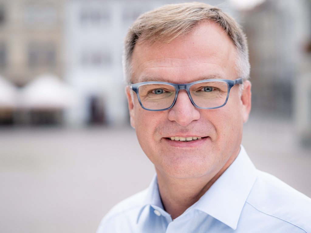 Pressefoto zur Wahl des Stadtrates in Pirna zur Kommunalwahl in Sachsen am 9. Juni 2024 zeigt Stadtrat André Liebscher im weißen Hemd auf dem Marktplatz von Pirna vor dem Rathaus Bild leicht seitlich Sächsische Zeitung SZ Mitteldeutscher Rundfunk MDR Pirna-TV Pirna TV Zur Großen Kreisstadt Pirna gehören die Ortsteile Altstadt Birkwitz Birkwitz-Pratzschwitz Bonnewitz Copitz Cunnersdorf Dohnaische Vorstadt Graupa Hausberg Hinterjessen Krietzschwitz Liebethal Mockethal Neundorf Niederposta Niedervogelgesang Oberposta Obertorvorstadt Obervogelgesang Posta Pratzschwitz Rottwerndorf Schifftorvorstadt Sonnenstein Südvorstadt Westvorstadt Zatschke Zehista Zuschendorf 
