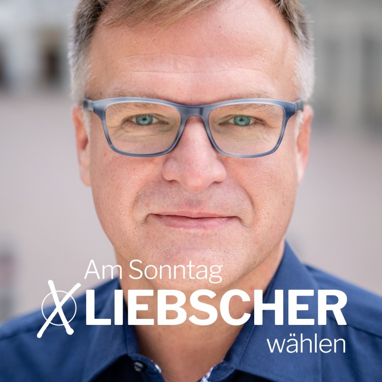 Farbe Aufnahme Foto zur Wahl des Stadtrates in Pirna zur Kommunalwahl in Sachsen am 9. Juni 2024 zeigt Stadtrat André Liebscher im Hemd auf dem Marktplatz von Pirna vor dem Rathaus Bild frontal mit Information zur Person und zur Wahl Aufruf Am Sonntag Liebscher wählen als parteiloser Kandidat sammelt Liebscher bis Anfang April 100 Unterschriften Unterstützungsunterschriften Sächsische Zeitung SZ Mitteldeutscher Rundfunk MDR Pirna-TV Pirna TV Zur Großen Kreisstadt Pirna gehören die Ortsteile Altstadt Birkwitz Birkwitz-Pratzschwitz Bonnewitz Copitz Cunnersdorf Dohnaische Vorstadt Graupa Hausberg Hinterjessen Krietzschwitz Liebethal Mockethal Neundorf Niederposta Niedervogelgesang Oberposta Obertorvorstadt Obervogelgesang Posta Pratzschwitz Rottwerndorf Schifftorvorstadt Sonnenstein Südvorstadt Westvorstadt Zatschke Zehista Zuschendorf