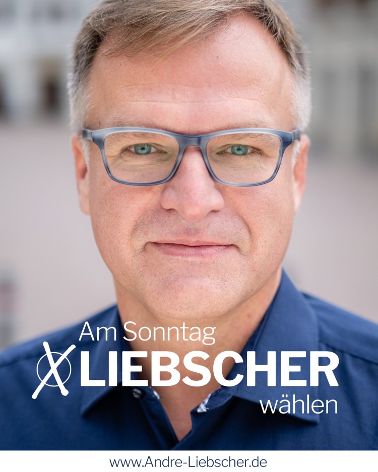 Farbe Aufnahme Foto zur Wahl des Stadtrates in Pirna zur Kommunalwahl in Sachsen am 9. Juni 2024 zeigt Stadtrat André Liebscher im Hemd auf dem Marktplatz von Pirna vor dem Rathaus Bild frontal mit Internetadresse https://Andre-Liebscher.de und Information zur Person und zur Wahl Aufruf Am Sonntag Liebscher wählen als parteiloser Kandidat sammelt Liebscher bis Anfang April 100 Unterschriften Unterstützungsunterschriften Sächsische Zeitung SZ Mitteldeutscher Rundfunk MDR Pirna-TV Pirna TV Zur Großen Kreisstadt Pirna gehören die Ortsteile Altstadt Birkwitz Birkwitz-Pratzschwitz Bonnewitz Copitz Cunnersdorf Dohnaische Vorstadt Graupa Hausberg Hinterjessen Krietzschwitz Liebethal Mockethal Neundorf Niederposta Niedervogelgesang Oberposta Obertorvorstadt Obervogelgesang Posta Pratzschwitz Rottwerndorf Schifftorvorstadt Sonnenstein Südvorstadt Westvorstadt Zatschke Zehista Zuschendorf
