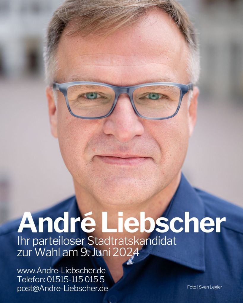 Pressefoto zur Wahl des Stadtrates in Pirna zur Kommunalwahl in Sachsen am 9. Juni 2024 zeigt Stadtrat André Liebscher im blauen Hemd auf dem Marktplatz von Pirna vor dem Rathaus Bild frontal mit Information zur Person Kontaktdaten und zur Wahl als parteiloser Kandidat sammelt Liebscher bis Anfang April 100 Unterschriften Unterstützungsunterschriften Sächsische Zeitung SZ Mitteldeutscher Rundfunk MDR Pirna-TV Pirna TV Zur Großen Kreisstadt Pirna gehören die Ortsteile Altstadt Birkwitz Birkwitz-Pratzschwitz Bonnewitz Copitz Cunnersdorf Dohnaische Vorstadt Graupa Hausberg Hinterjessen Krietzschwitz Liebethal Mockethal Neundorf Niederposta Niedervogelgesang Oberposta Obertorvorstadt Obervogelgesang Posta Pratzschwitz Rottwerndorf Schifftorvorstadt Sonnenstein Südvorstadt Westvorstadt Zatschke Zehista Zuschendorf