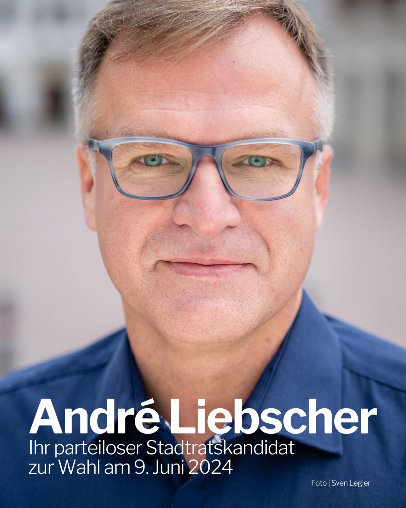 Pressefoto zur Wahl des Stadtrates in Pirna zur Kommunalwahl in Sachsen am 9. Juni 2024 zeigt Stadtrat André Liebscher im blauen Hemd auf dem Marktplatz von Pirna vor dem Rathaus Bild frontal mit Information zur Person und zur Wahl als parteiloser Kandidat sammelt Liebscher bis Anfang April 100 Unterschriften Unterstützungsunterschriften Sächsische Zeitung SZ Mitteldeutscher Rundfunk MDR Pirna-TV Pirna TV Zur Großen Kreisstadt Pirna gehören die Ortsteile Altstadt Birkwitz Birkwitz-Pratzschwitz Bonnewitz Copitz Cunnersdorf Dohnaische Vorstadt Graupa Hausberg Hinterjessen Krietzschwitz Liebethal Mockethal Neundorf Niederposta Niedervogelgesang Oberposta Obertorvorstadt Obervogelgesang Posta Pratzschwitz Rottwerndorf Schifftorvorstadt Sonnenstein Südvorstadt Westvorstadt Zatschke Zehista Zuschendorf