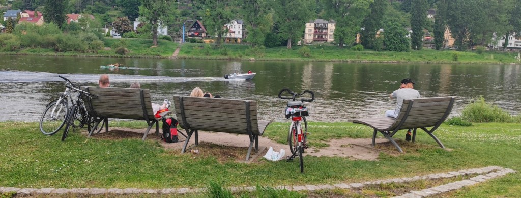 Ansicht am Elberadweg an der Elbe mit Sitzbänken Touristen und Fahrrädern Pirna ist das Tor zur Sächsischen Schweiz Sandstein voller Leben André Liebscher kandidiert zur Wahl des neuen Stadtrates zur Kommunalwahl in Sachsen am 9. Juni 2024 als parteiloser Kandidat für den Stadtrat sammelt Liebscher bis Anfang April 100 Unterschriften Unterstützungsunterschriften Zur Großen Kreisstadt Pirna gehören die Ortsteile Altstadt Birkwitz Birkwitz-Pratzschwitz Bonnewitz Copitz Cunnersdorf Dohnaische Vorstadt Graupa Hausberg Hinterjessen Krietzschwitz Liebethal Mockethal Neundorf Niederposta Niedervogelgesang Oberposta Obertorvorstadt Obervogelgesang Posta Pratzschwitz Rottwerndorf Schifftorvorstadt Sonnenstein Südvorstadt Westvorstadt Zatschke Zehista Zuschendorf